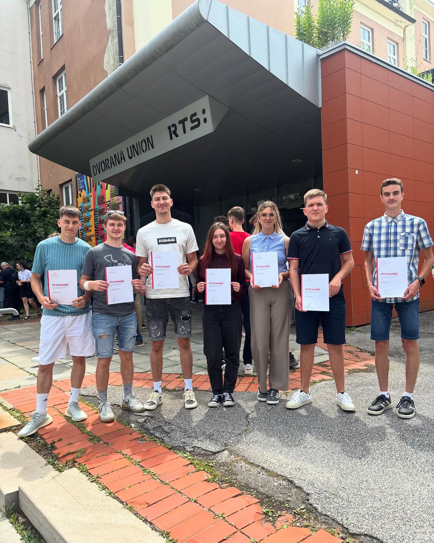 NAŠI DIJAKI MED NAJUSPEŠNEJŠIMI MARIBORSKIMI SREDNJEŠOLCI NAŠI DIJAKI MED NAJUSPEŠNEJŠIMI MARIBORSKIMI SREDNJEŠOLCI