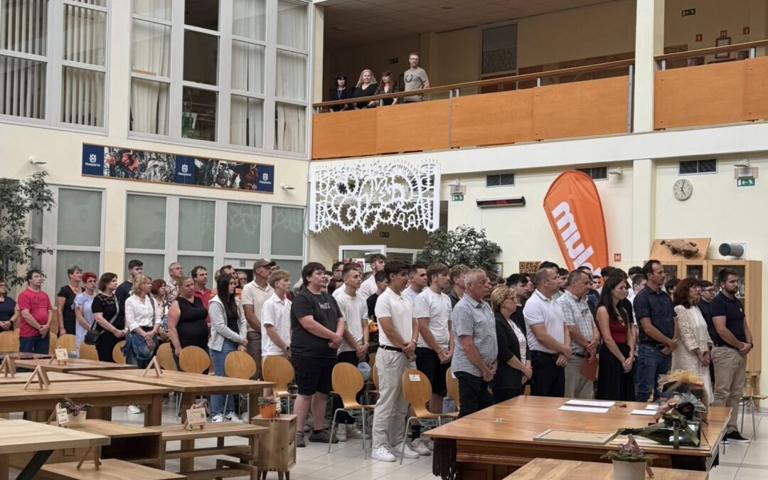 PODELITEV ZAKLJUČNIH SPRIČEVAL MIZARJEM, GOZDARJEM IN OBDELOVALCEM LESA