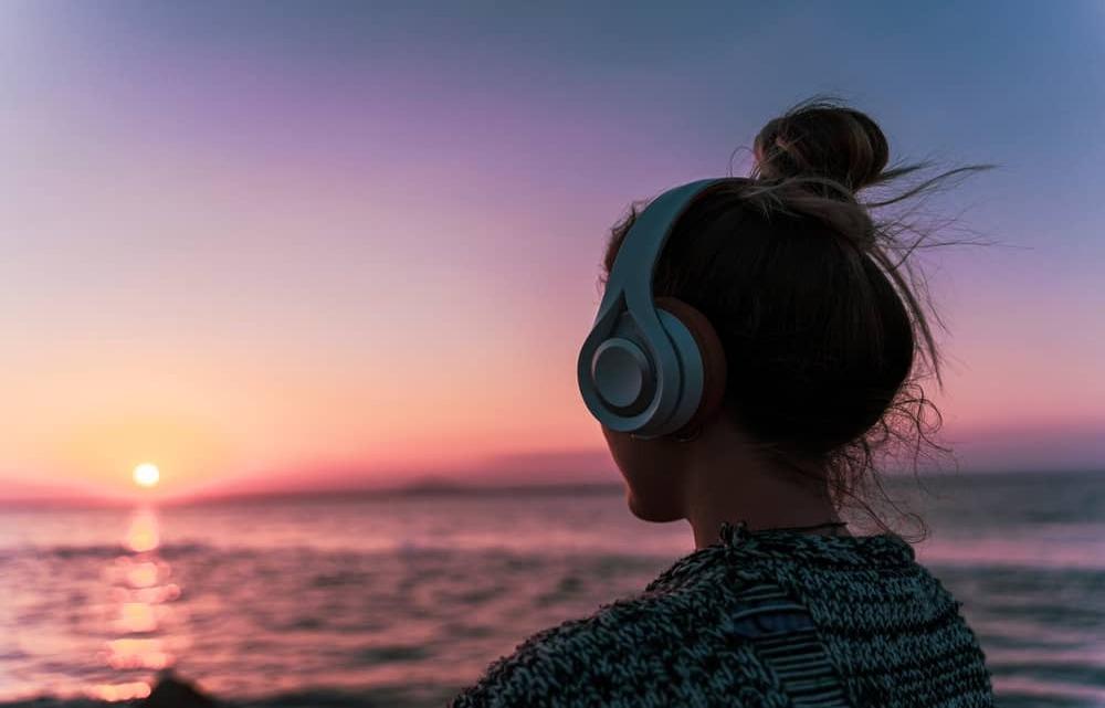 POLETNI SOUNDTRACK: KOMADI, KI JIH BOŠ POSLUŠAL_A NA “REPEAT”