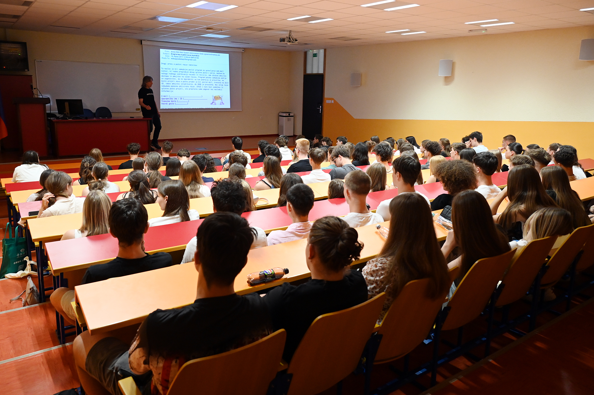 I-dan na Gimnaziji Murska Sobota: o varnosti podatkov in izzivih umetne inteligence I-dan na Gimnaziji Murska Sobota: o varnosti podatkov in izzivih umetne inteligence