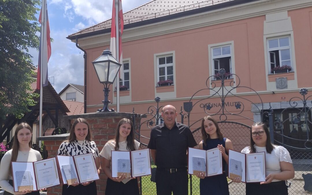 Sprejem odličnih dijakov vsa 4 leta SŠ izobraževanja pri županji Mute