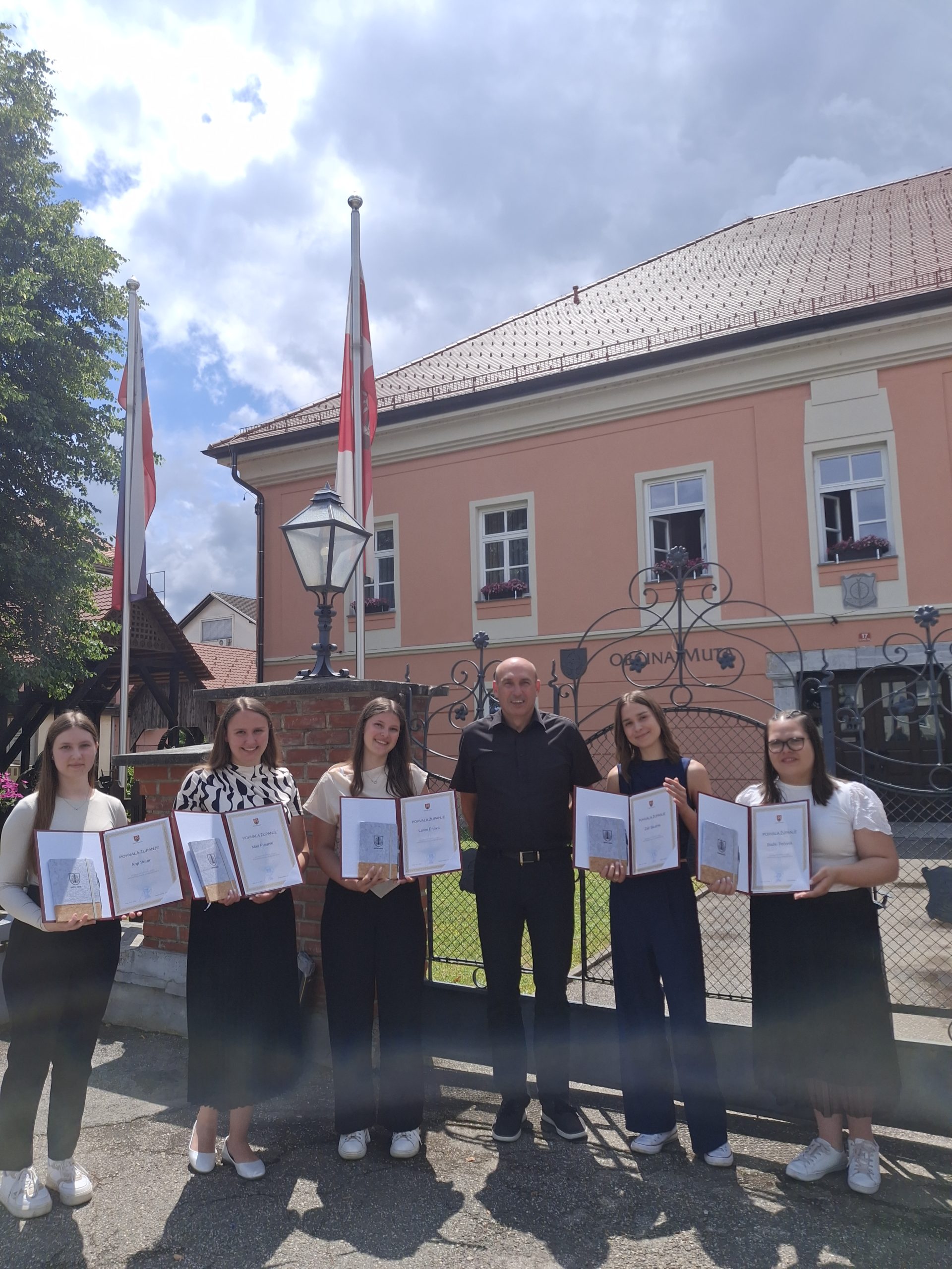 Sprejem odličnih dijakov vsa 4 leta SŠ izobraževanja pri županji Mute Sprejem odličnih dijakov vsa 4 leta SŠ izobraževanja pri županji Mute