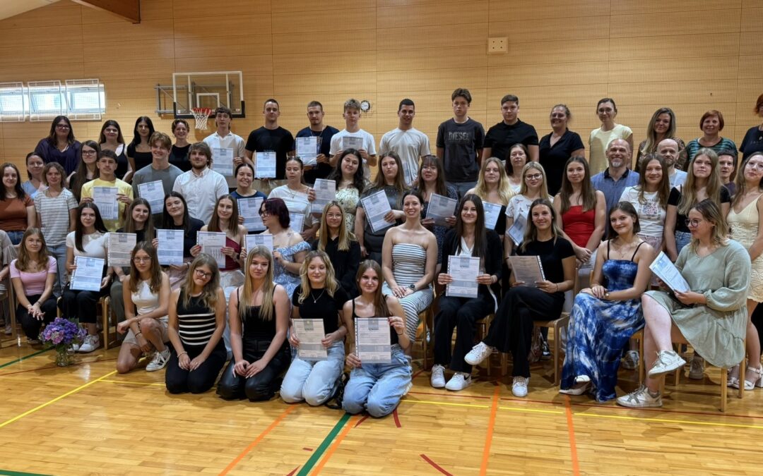 Prva generacija dijakov zdravstvene nege uspešno opravila poklicno maturo