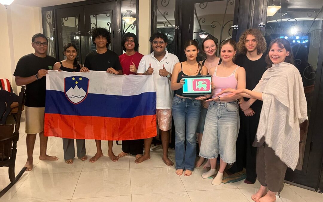 Slovenska nacionalna debatna ekipa in z njo naša Lucija Strniša med najboljšimi ekipami na svetu