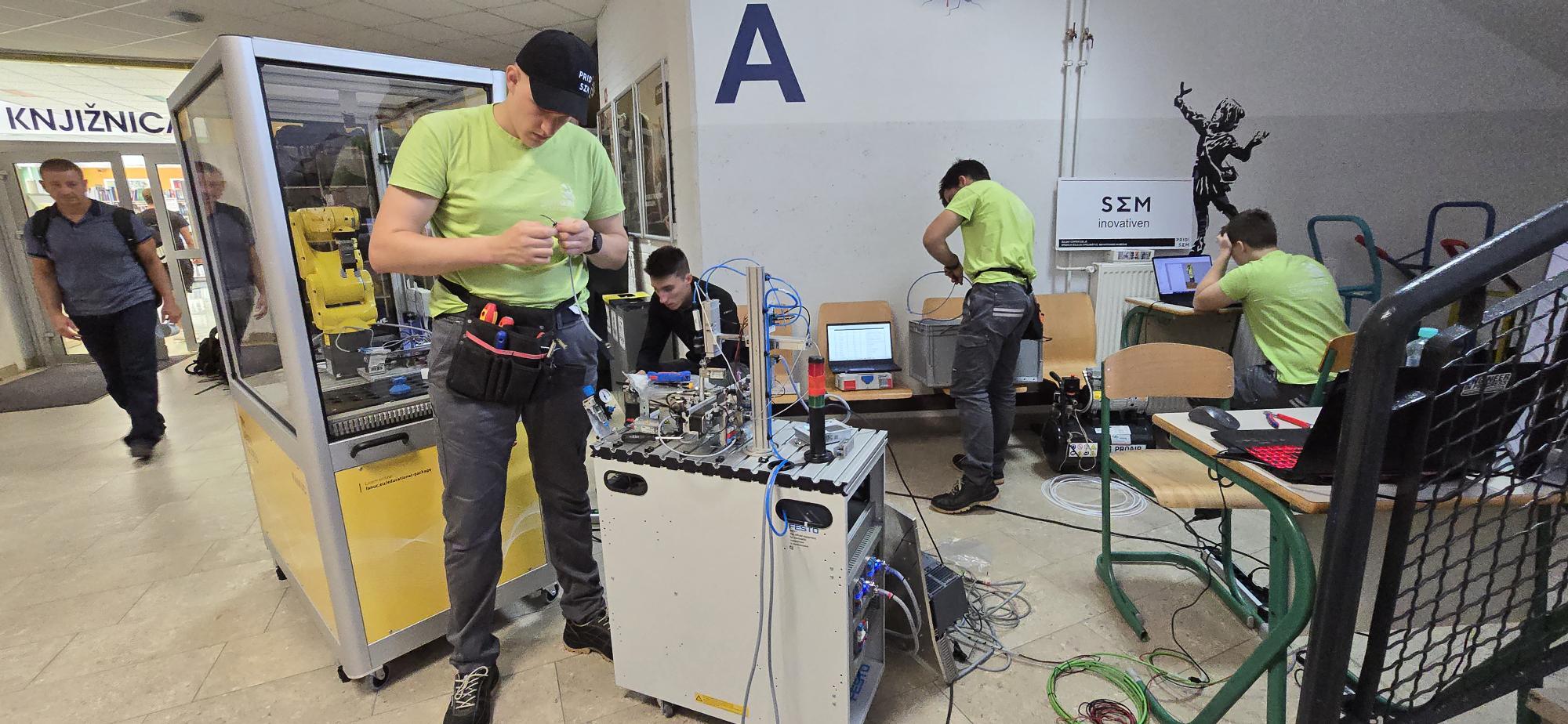 Priprave na World Skills Europe 2025 v hrupnem okolju avle Šolskega centra Celje Priprave na World Skills Europe 2025 v hrupnem okolju avle Šolskega centra Celje