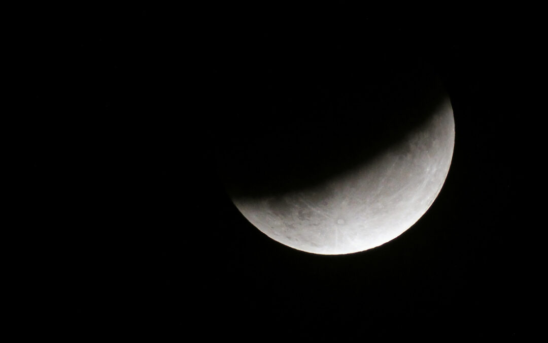 Opazovanje popolnega Luninega mrka na Gimnaziji Šentvid