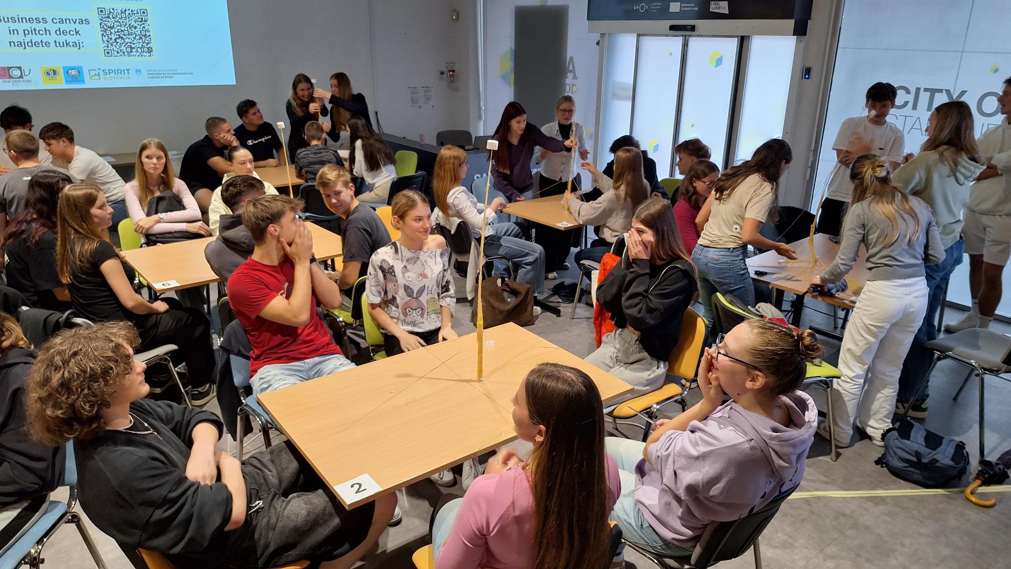 🚀 Startup vikend v SAŠA inkubatorju – dijaki razvijali podjetniške ideje z AI in Canvo