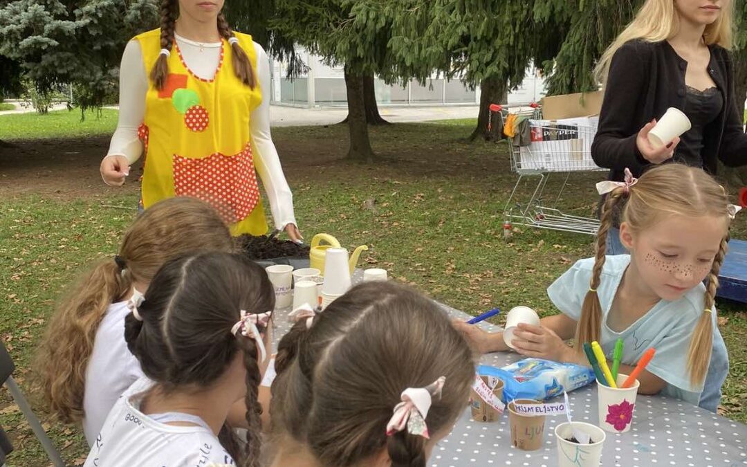 Dijakinje prostovoljke na Pikinem festivalu
