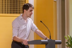 Naš zlati maturant, glasbenik, pesnik in kritični opazovalec sveta Blaž Krušič je v imenu letošnje generacije maturantov spregovoril o današnjem času skozi humor ter ironijo