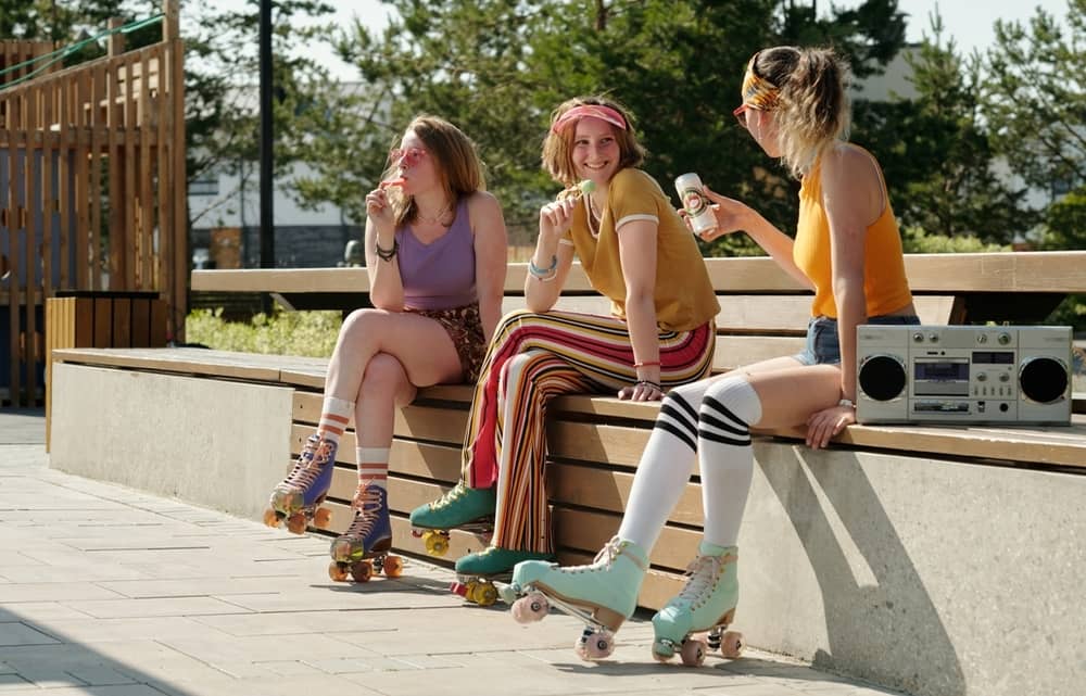 ZAKAJ SO DEVETDESETA SPET KUL? MODA, GLASBA IN GADGETI IZ PREJŠNJEGA STOLETJA