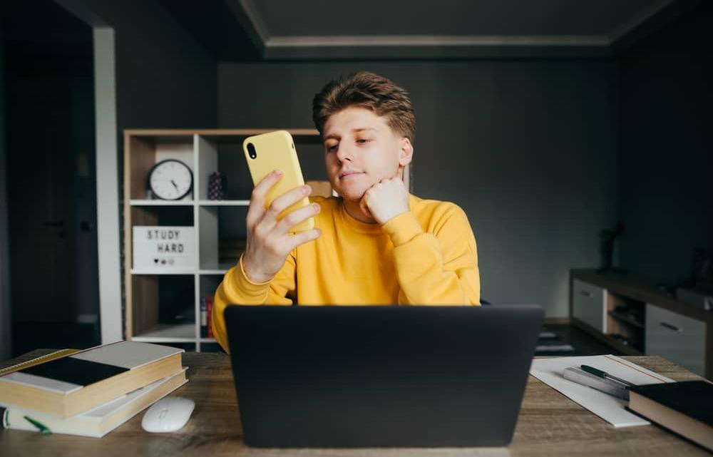 SNAPCHAT SKOZI LETA – OD PASJIH UŠES DO PRVIH STORYJEV