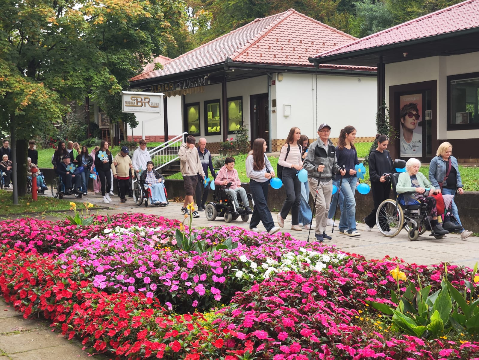 Sprehod s starostniki iz Pegazovega doma Sprehod s starostniki iz Pegazovega doma