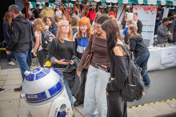 arena-tehnologij-robot-star-wars-r2-d2