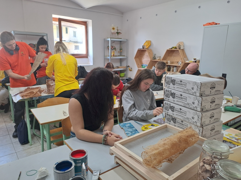 Izmenjeva v okviru ERASMUS + projekta Listen to the bees and let them guide you Izmenjeva v okviru ERASMUS + projekta Listen to the bees and let them guide you