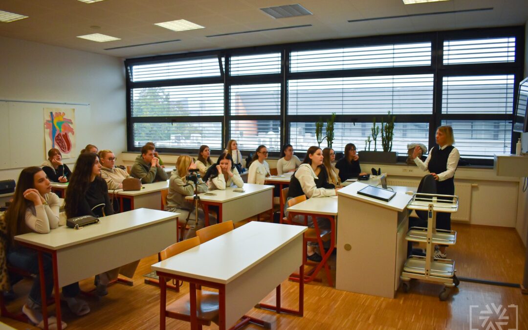 SOCIALNA IN DOLGOTRAJNA OSKRBA NA DOMU – PRAVICA DO ŽIVLJENJA V DOMAČEM OKOLJU