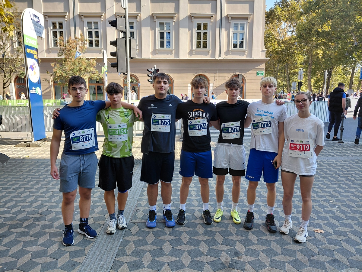 Mladi tekači so ponosno zastopali šolo v središču Ljubljane Mladi tekači so ponosno zastopali šolo v središču Ljubljane