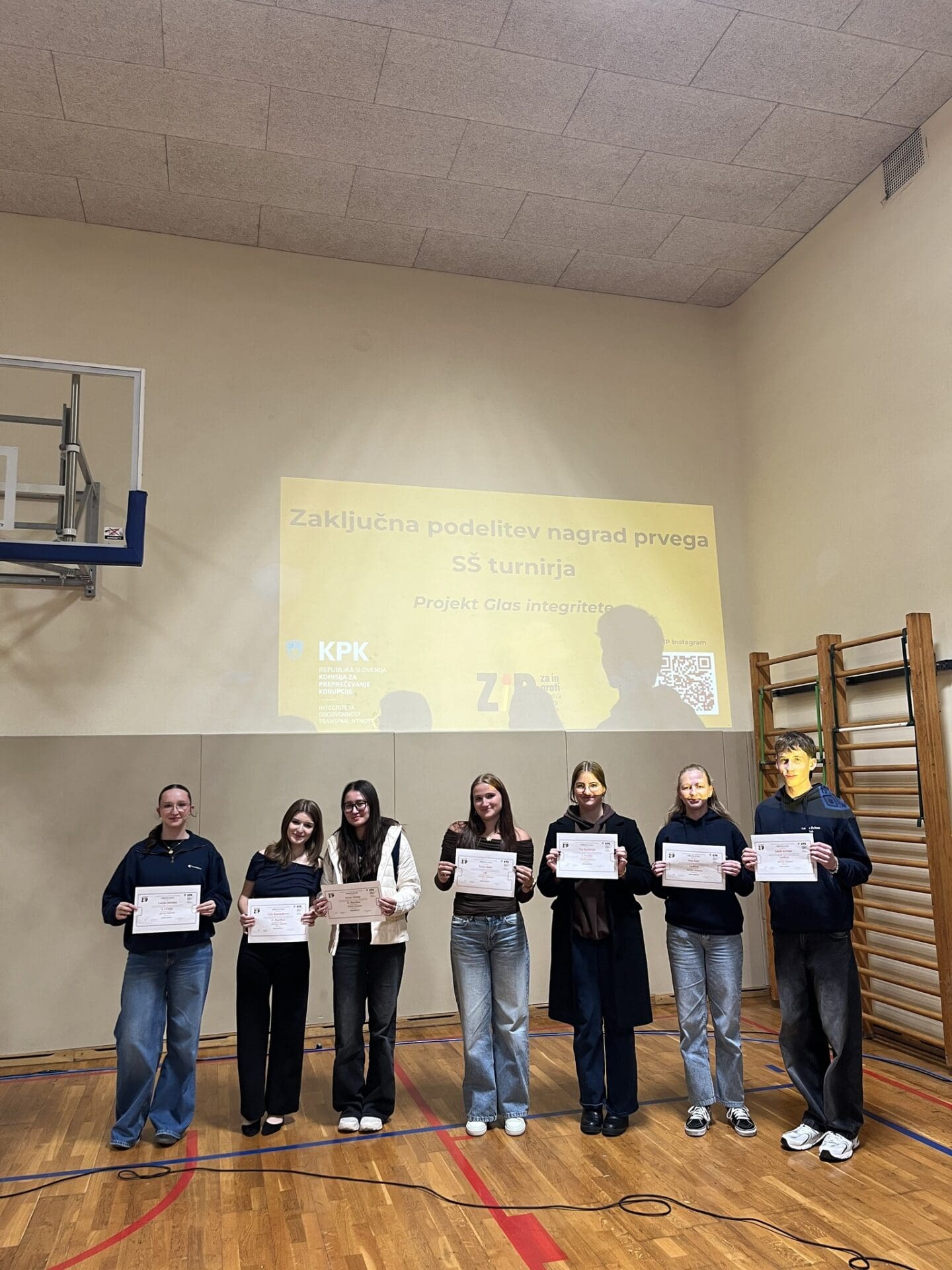 Uspešen začetek debatne sezone Uspešen začetek debatne sezone