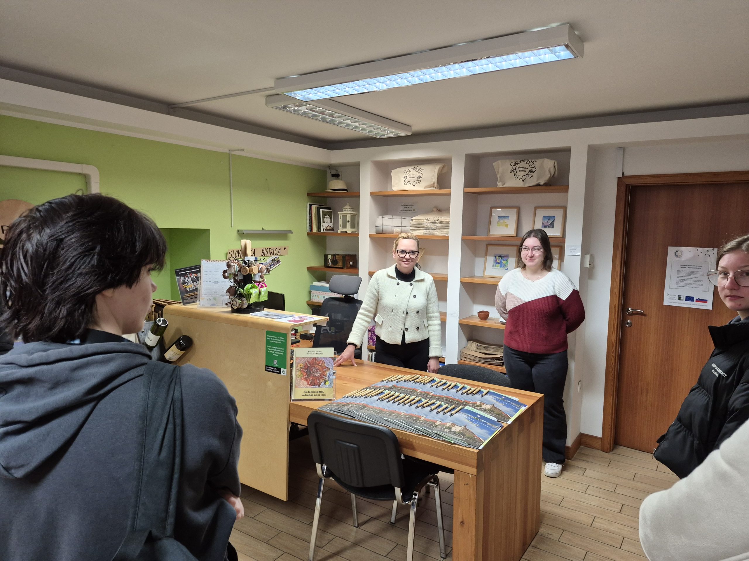 Obisk Turistično-informacijskega centra Slovenska Bistrica z dijaki 2. č in 3. č Obisk Turistično-informacijskega centra Slovenska Bistrica z dijaki 2. č in 3. č