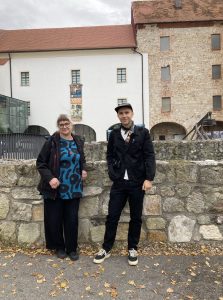 Gosta iz Finske. Levo ga.  Katarina Hakala in desno g. Kamil Wojcik. 