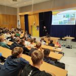 Dijaki v predavalnici, spredaj stoji in predava prestavnik poklicne gasilske enote Celje. Na platnu za predavateljem je projekcija.