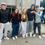 Dijaki stojijo pred stavbo-