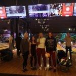 Dijakinje stojijo v vrsti, so v bpwling centru, v roki imajo bowling žogo in bodo tekmovale.