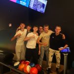 Dijaki so v bowling centru, pred njimi so bowling žoge in čakajo, da bodo tekmovali.