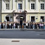 Dijaki stojijo na ulici in pojejo Slovansko pesem.