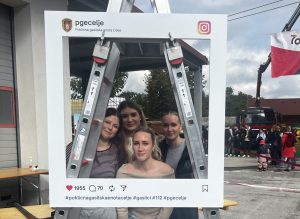 Fotografija obiska štirih deklet na predstavitvi dejavnosti Poklicne gasilske brigade Celje