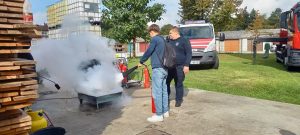 Prikaz uporabe gasilnih sredstev za gašenje nevarnih snovi pod nadzorom gasilca