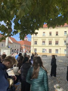 Dijakinja kot vodička vodi po mestu Ptuj