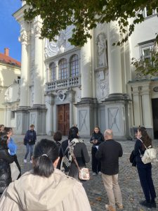 Dijakinja kot vodička vodi po mestu Ptuj