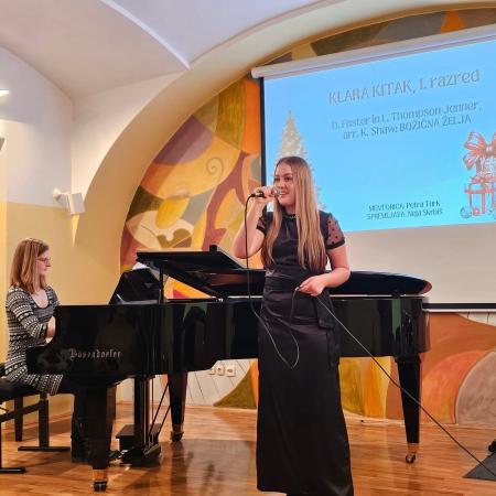 Dijakinja 3. Č Klara Kitak navdušuje s svojim izjemnim glasom