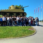 Skupinska slika razredov M-3.f in S-3.g pred Parkom vojaške zgodovine v Pivki.