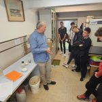 V pedološkem laboratoriju so si dijaki ogledali postopek določitve teksture tal.