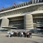 Dijaki pred stadionom San Siro v Milanu.