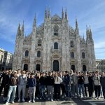 Fotografiranje pred milansko stolnico Duomo.