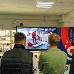 Dijaki na televiziji gledajo reševanje ponerečenca.