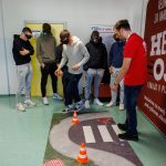 Dijaki se s pijanimi očali poskušajo v poligonu.