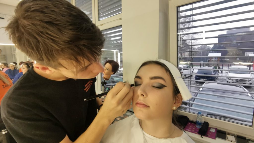 Dijak senči veke na modelu