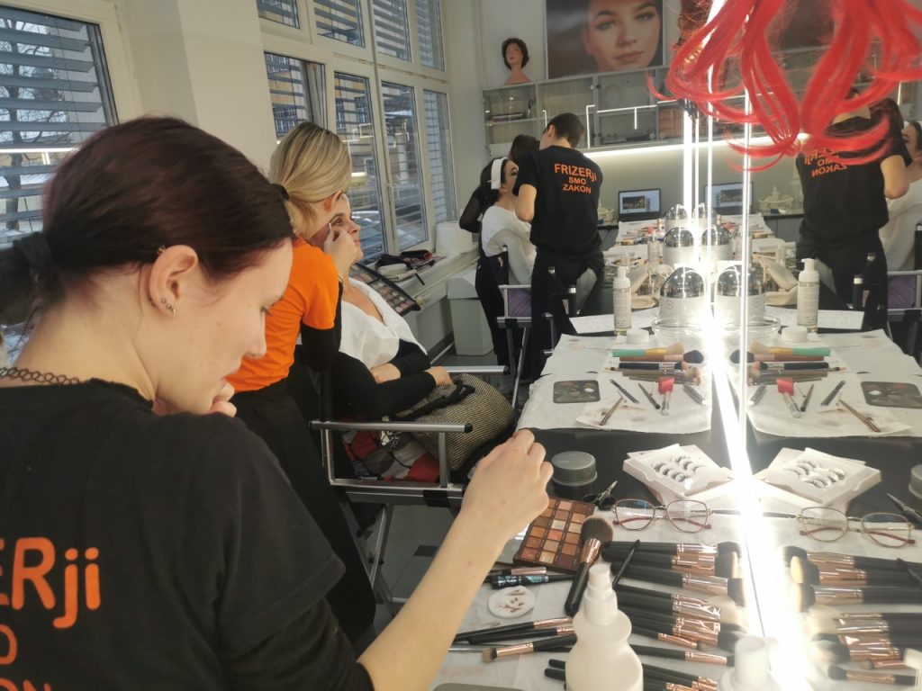 Dijakinje pri ličenju modela