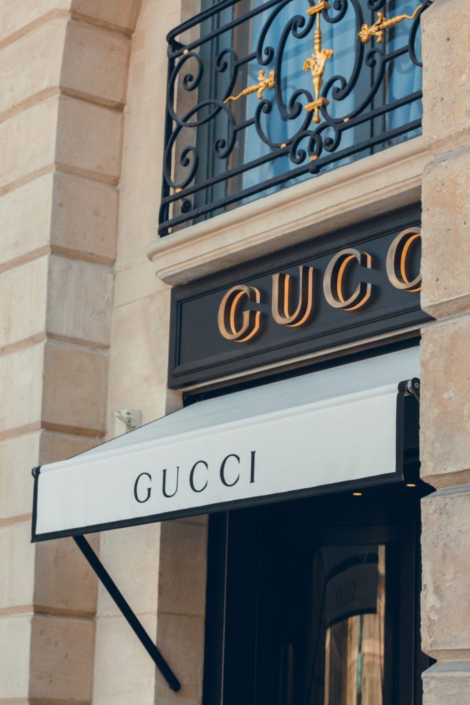 Vhod v stavbo nad katerim je zapis Gucci