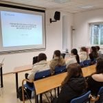 Dijaki programa okoljevarstveni tehnik v predavalnici Nacionalnega laboratorija za zdravje, okolje in hrano poslušajo uvodno predstavitev dela posameznih oddelkov.