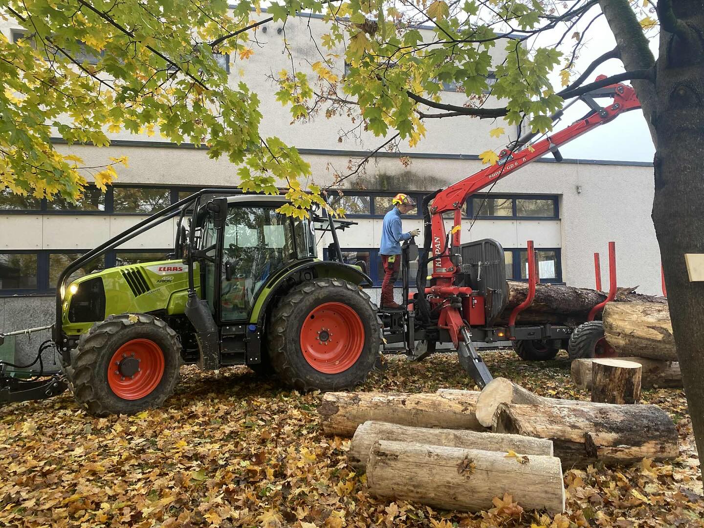 NOVI ŠOLSKI TRAKORT ZA GOZDARSKI PROGRAM NOVI ŠOLSKI TRAKORT ZA GOZDARSKI PROGRAM