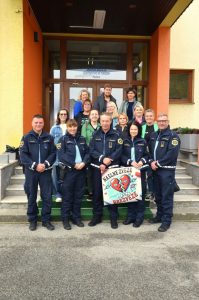 Skupinska fotografija izvajalcev delavnice Nasilne zveze so brezveze