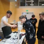 Učitelj pomaga učencu od točke a do točke b v električnem labirintu.