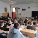 Dijaki sedijo v predavalnici in poskušajo predavanje.