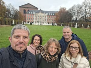 Pred Konstantinovo baziliko v Treierj: od leve proti desni: David Preložnik, Mateja Rajh Jager, Stefanie Lamberti, Peter Juvančič in Andreja Leskovar