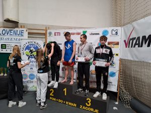 Podelitev srebrne medalje Dominiku Senica za osvojeno drugo mesto na mednarodnem tekmovanju iz kikboksa, ki je potekalo 15. 11. 2025