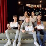 Dijaki in profesorja s certifikati ob koncu mobilnosti.